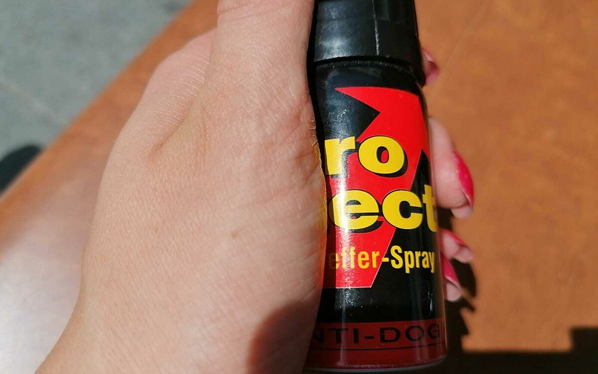 Eine Dose Pfefferspray in der Hand Eine Dose Pfefferspray in der Hand